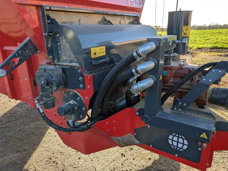 <em class="placeholder">La remorque comporte trois moteurs hydrauliques entrainant le fond mouvant, la vis et l'écluse. La prise de force étant réservée au compresseur.</em>