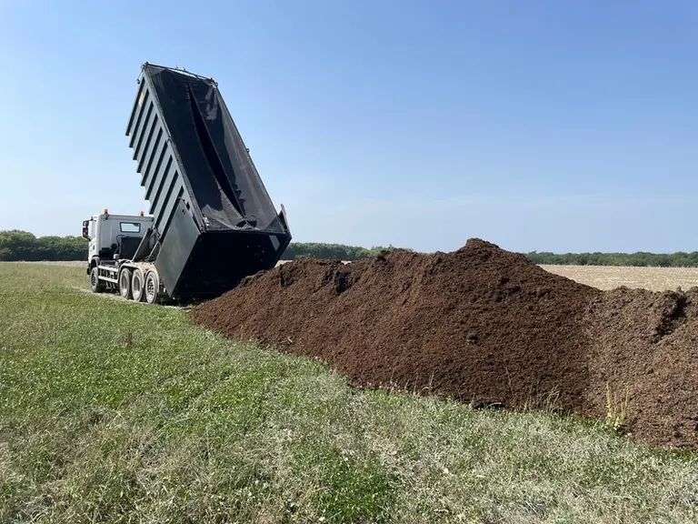 <em class="placeholder">Les éleveurs récupèrent le digestat sous deux formes solide (photo) et liquide, permettant d’ajuster au mieux les apports en fonction de leurs besoins de fertilisations ...</em>