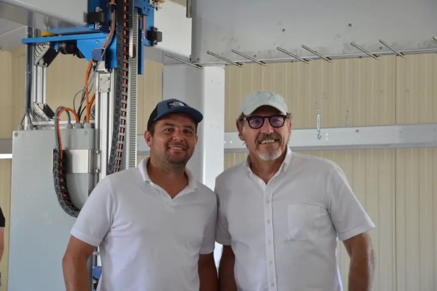À gauche, William Thomas, éleveur à Mauron, dans le Morbihan, et à droite, David Chiche, directeur du groupement Œufs d’Eurede