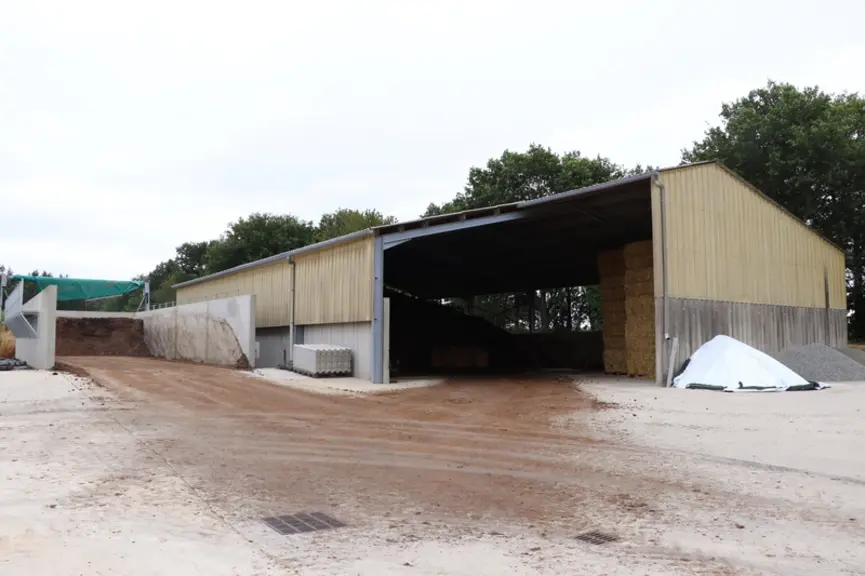 <em class="placeholder">La station de compostage (à gauche) et le hangar de maturation.</em>