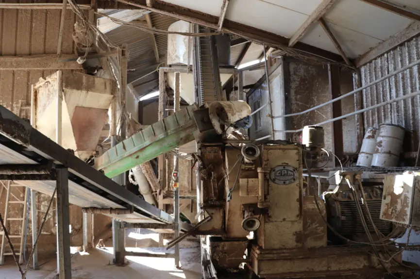 <em class="placeholder">L'usine de granulation des fientes des pondeuses avec au premier plan, la presse. L'activité dégage de la poussière.