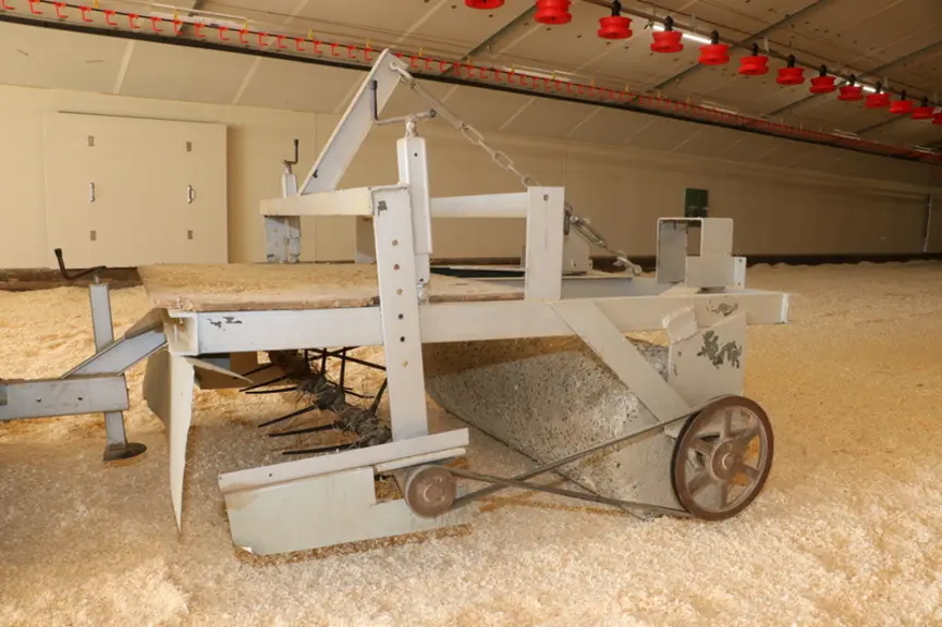 <em class="placeholder">L'éparpilleur est composé d'une herse rotative et d'un rouleau en béton, tournants en sens inverse.</em>