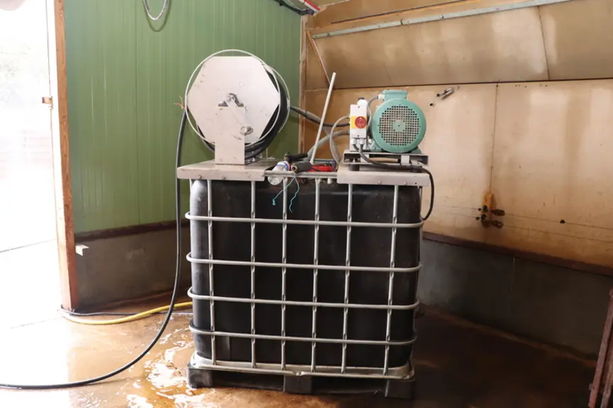 Réserve d'eau de 1000 l installée par l'éleveur.