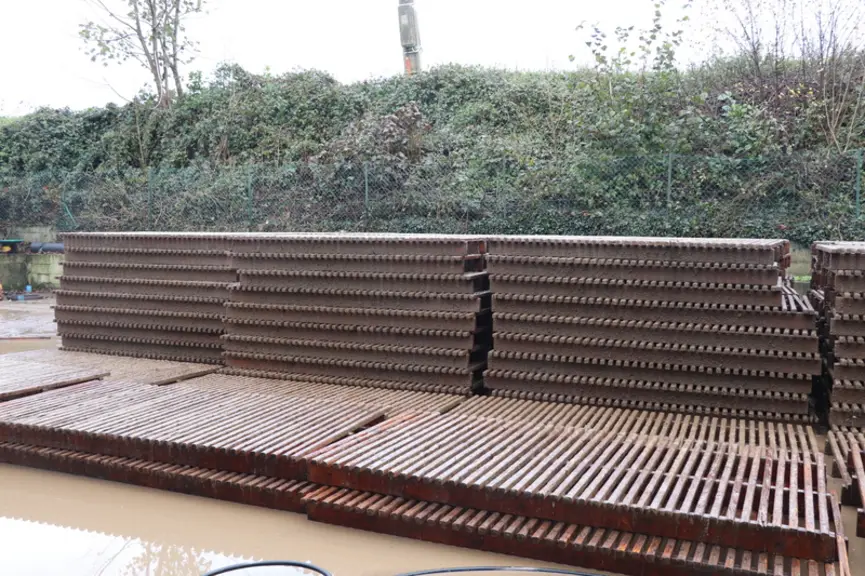 Des caillebotis bien empilés permet de gagner du temps.