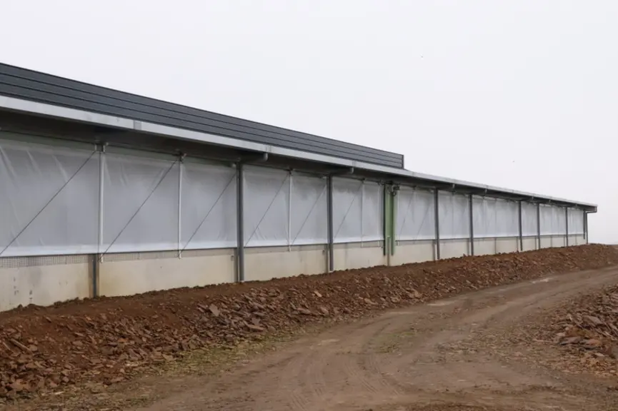 Le jardin d’hiver est construit sur un seul côté du bâtiment, sur toute la longueur, fermés par un filet brise-vent renforcé p