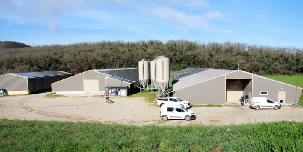 Les bâtiments de poulets construits en 2018 et 2022 sont tous deux équipés d'un système pad cooling.