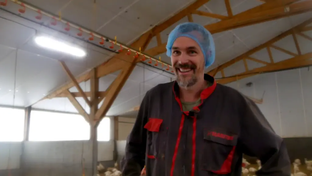 Eleveur dans son bâtiment