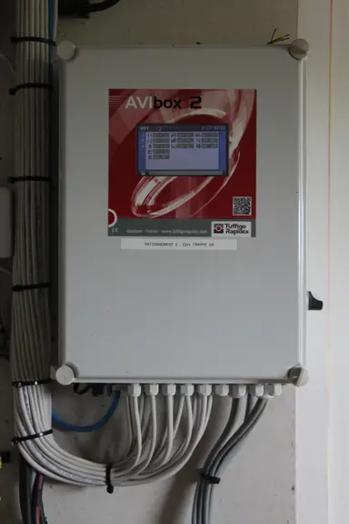 <em class="placeholder">Les bâtiments étant équipés de boîtiers de régulation de première génération Athis, l’acquisition de deux boîtiers Avibox a été nécessaire.</em>