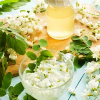 Pot de miel d'acacia avec fleurs d'acacia.