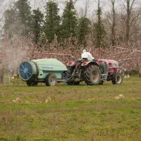 Pulvérisateur pendant la floraison des abricotiers avant le changement de réglementation.