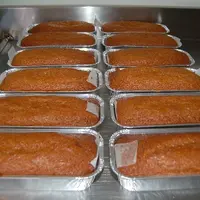 Le miel présent dans le pain d’épices capte l’humidité, ce qui donne sa texture moelleuse au produit.