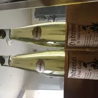 Des bouteilles d’hydromel de Jean-Joseph Arnault, apiculteur