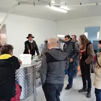 La visite est l’occasion pour Nicolas Soubrane de partager son retour d’expérience sur la conception et l’aménagement de sa mi