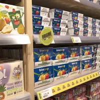 Rayon compote bio d'un magasin Biocoop avec affichage sur les prix engagés