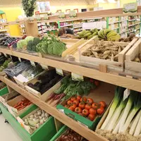 Etal de fruits et légumes bios dans un magasin Biocoop