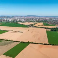 plusieurs champs avec la ville en arrière-plan