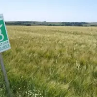 parcelle arborant un panneau agriculture biologique