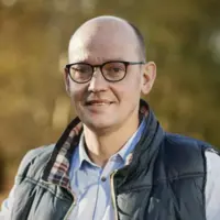 portrait d'un homme portant des lunettes