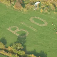 Photo aérienne montrant le mot bio inscrit dans un champ