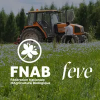 affiche avec un tracteur dans un champ