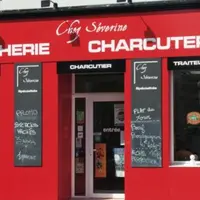 « Chez Séverine », la boucherie, 
de Séverine Coudé à la devanture rouge vif est volontairement moderne. La partie traiteur représente au moins 30 %