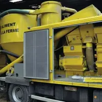 Le camion-usine se déplace dans un rayon de 80 kilomètres. Il possède une vis escamotable de 7 mètres de long qui permet de déverser l'aliment dans le