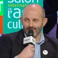 Bruno Dufayet, éleveur de Salers dans le Cantal, sur le plateau de Campagnes TV.