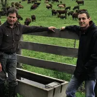 Jean-François Caumon, éleveur, et Voncent Nigou (chambre agriculture cantal). Une vingtaine d'abreuvoirs ont été aménagés sur les 60 hectares entouran