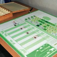 Le rami fourrager se compose d’un plateau de jeu avec 
des « baguettes fourrages » et des « baguettes animaux » 
et d’un module informatique.