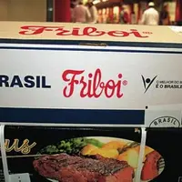 JBS contrôle désormais à peu près 10 % du marché mondial soit un volume proche de la production bovine de l'Union européenne à lui tout seul.