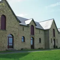 Les anciennes granges et étables occupent une surface de 1500 m2 et une bonne partie des installations sont louées tout au long de la belle saison.