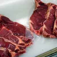 Le travail pour la vente directe représente de 25 à 30 heures par animal si l’éleveur a son propre atelier et 12 à 22 heures s’il fait appel à un pres
