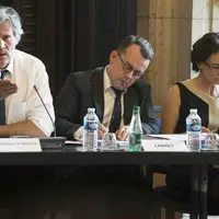 Le ministre de l'Agriculture (au micro), lors de la table-ronde avec les acteurs de la filière bovine, au Ministère le 17 juin 2015.