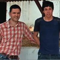 Santiago Tarazona, vétérinaire chez Setna, conseille Victor Barragan dans la conduite de l'alimentation des jeunes bovins. "Les élevages espagnols se