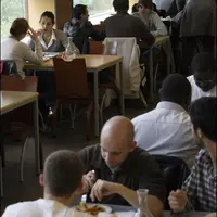 En restauration collective, la viande bovine peut parfois avoir fait des milliers de kilomètres entre l’élevage et l’assiette, alors que le restaurant