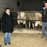Lydie et Jean-François Rangeard ici avec Marie Carré du Civam du Haut Bocage (à g.) vendent leur viande pour partie à des particuliers et pour partie