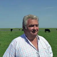 Avant de reprendre l’exploitation familiale à 23 ans, Mariano Williams a travaillé au marché aux bestiaux 
de Liniers pour le compte 
de négociants.
