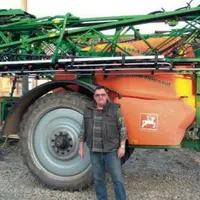 Alain Saunier : "un pulvé avec une rampe de 27 mètres et une cuve de 3200 litres traite 650 hectares. Je me charge d'établir un planning en fonction d