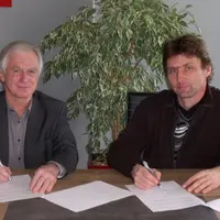 Guy Mérieau, président du groupement de producteurs viande bovine Cavac et Mickaël Bazantay, président du Groupement des Eleveurs de l’Ouest ont signé