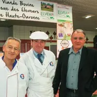 1Philippe Briolant, chef boucher, Frédéric Chulia, boucher et Jean-Pierre Duclos. « Le rayon à la coupe permet de faire passer des messages aux consom