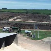 Les parcs 
du feedlot sont regroupés tout autour des silos 
et bâtiment de stockage.
