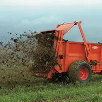 Ls engrais de ferme ont un impact positif sur les propriétés physiques, biologiques et chimiques des sols.