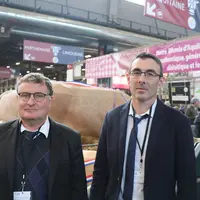 Lionel Giraudeau, directeur de France Blonde d'Aquitaine Sélection (à g.) et Pierre Burgan, président de l'OS (à d.) lors du Salon de l'Agriculture, l