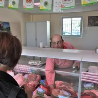 La tendance actuelle d'achat des Français est aussi à vouloir manger moins mais mieux.  © P. Cronenberger/Archives