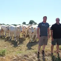 Les deux jeunes éleveurs contiennent le travail dans des plages horaires compatibles avec la vie de famille. © S. Bourgeois