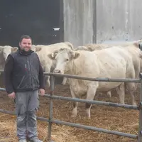 Mathieu Fromaget. "Les Charolaises passent l’hiver au foin de prairies naturelles et une autre source de stock est recherchée pour sécuriser le systèm