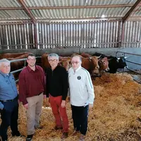 Bruno Cassar (troisième en partant de la gauche) avec les trois autres associés du Gaec. © M-L. Chabalier