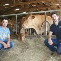 David Durand, éleveur au GAEC des Gariottes (à gauche) et Christophe Seringe, technicien d’élevage à la SCA Le pré vert (à droite), un tandem de choc