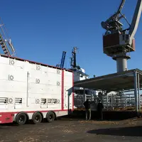 Les bétaillères arrivent directement sur les quais du port de Sète et déchargent les lots dans des quais de chargement mobile lesquels comportent égal