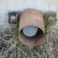 Un robinet de vidange protégé par un tube métallique est posé dans le fond et les bacs sont systématiquement vidés chaque hiver. © F. d'Alteroche